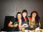 три девицы за столом